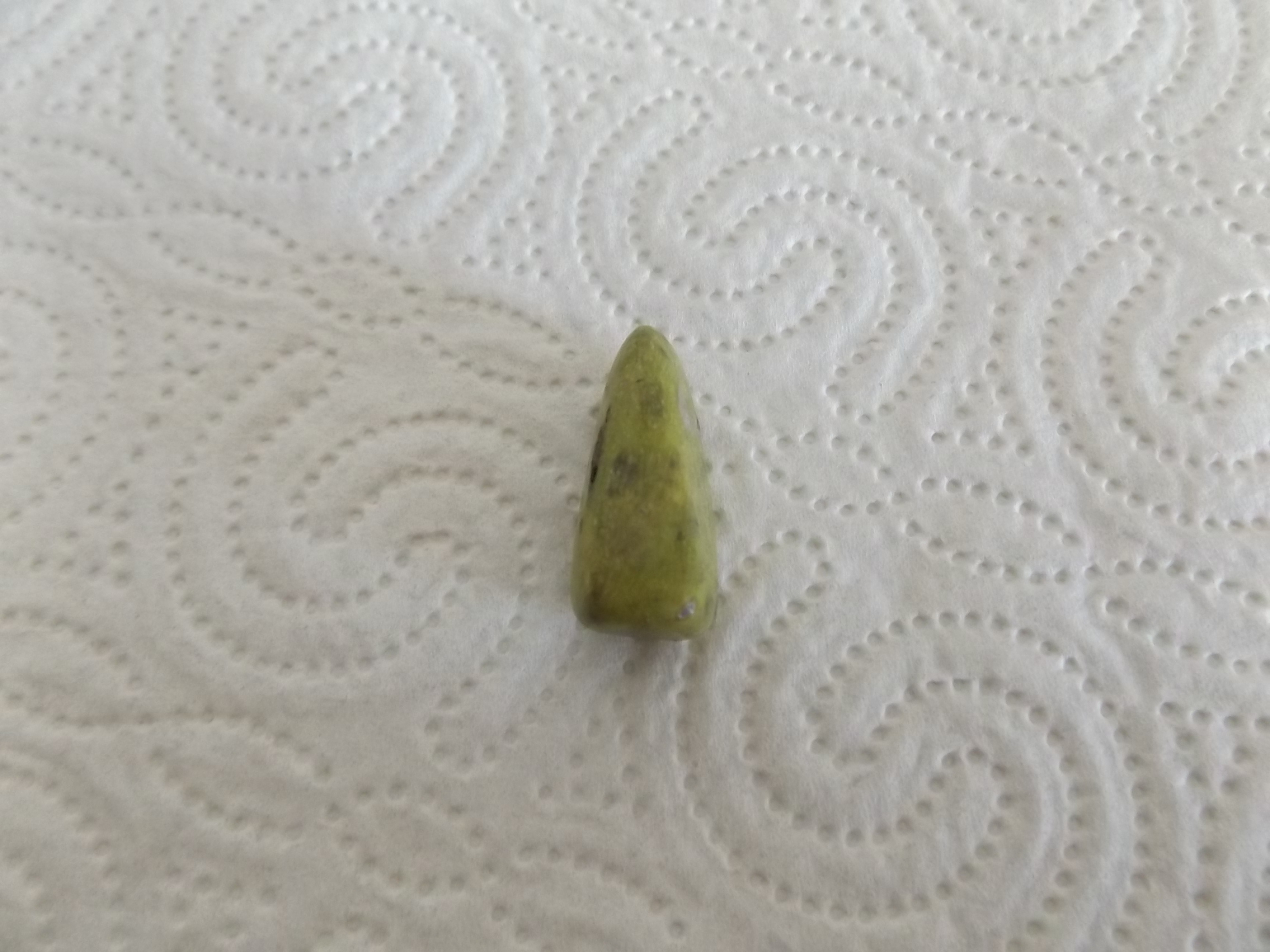 Trommelstein aus Serpentin und Stichtit